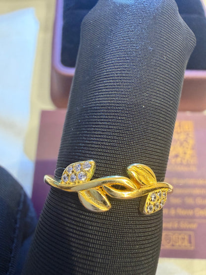 Zeromakin Diamond Leaf Vine Ring in White Gold