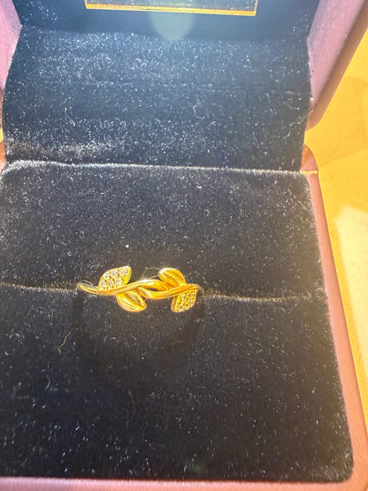 Zeromakin Diamond Leaf Vine Ring in White Gold