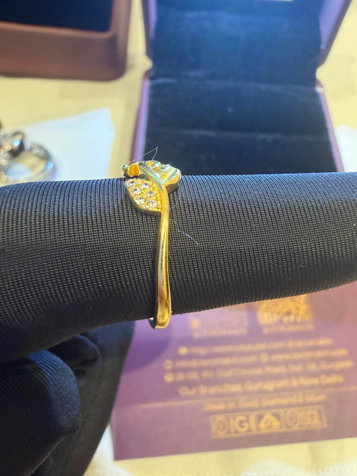 Zeromakin Diamond Leaf Vine Ring in White Gold