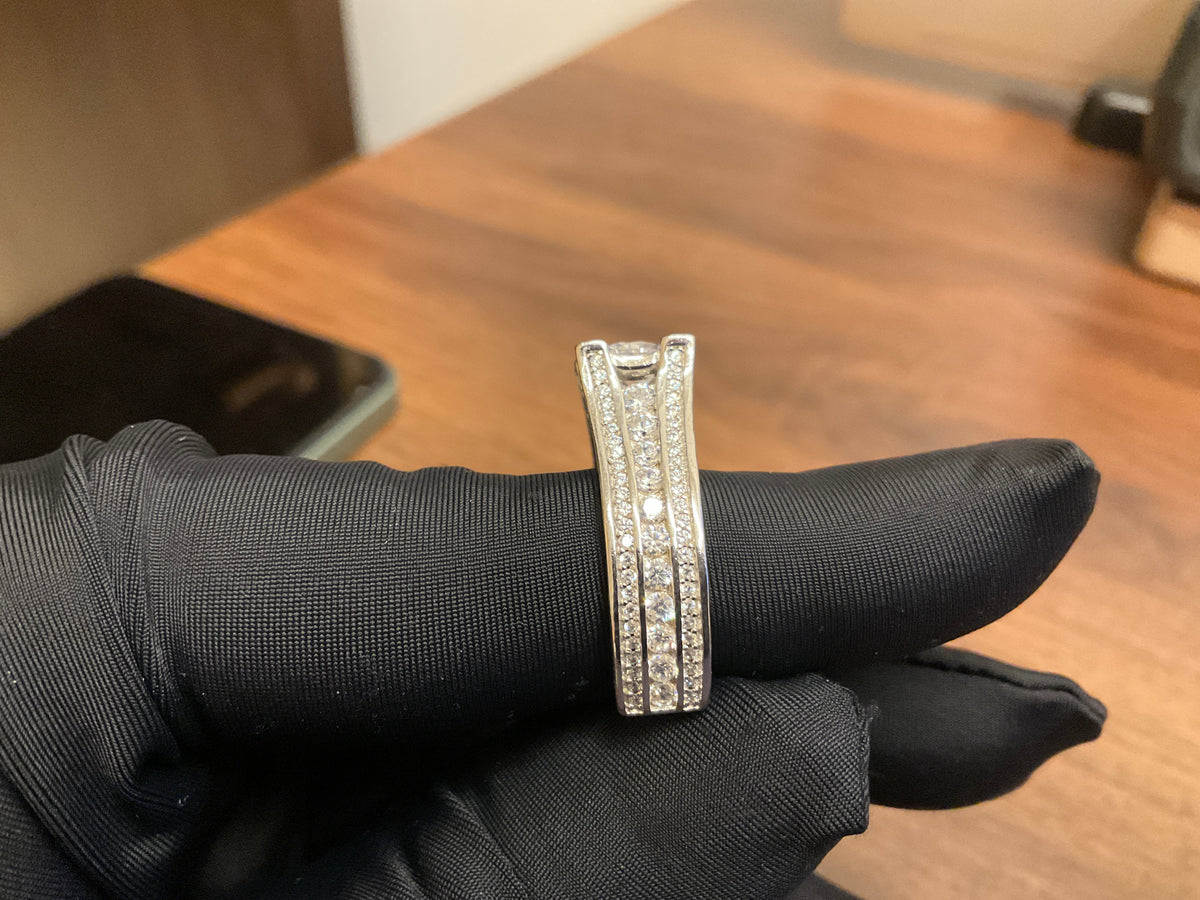 Round Brilliant Diamond Statement Ring in Two-Tone Gold & White Gold